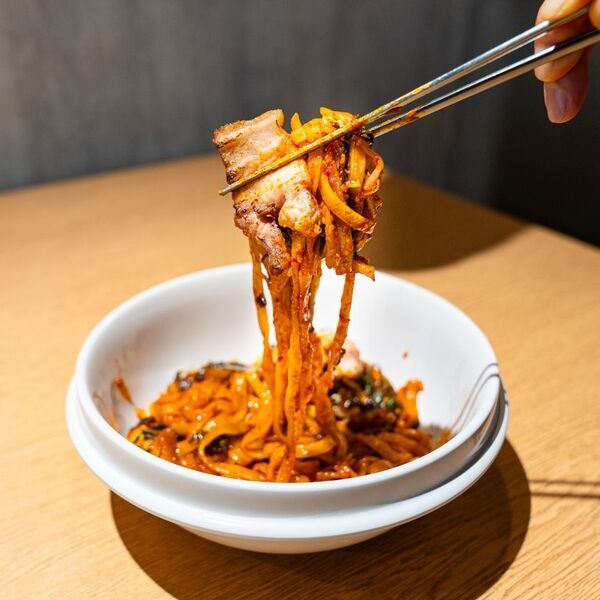 韓国で大流行中のアレが新大久保で食べられる！？「カルナク」が『ヨプの黒豚屋　新大久保店』に3/7より登場！