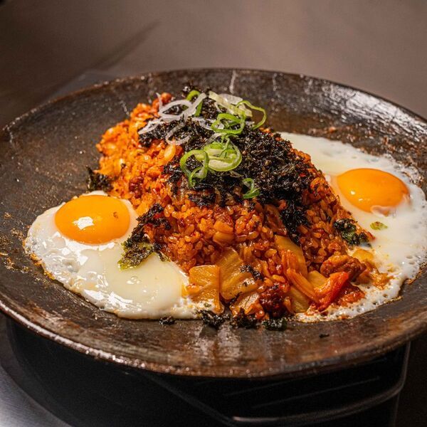 韓国で大流行中のアレが新大久保で食べられる！？「カルナク」が『ヨプの黒豚屋　新大久保店』に3/7より登場！