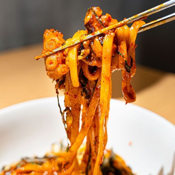 韓国で大流行中のアレが新大久保で食べられる！？「カルナク」が『ヨプの黒豚屋　新大久保店』に3/7より登場！