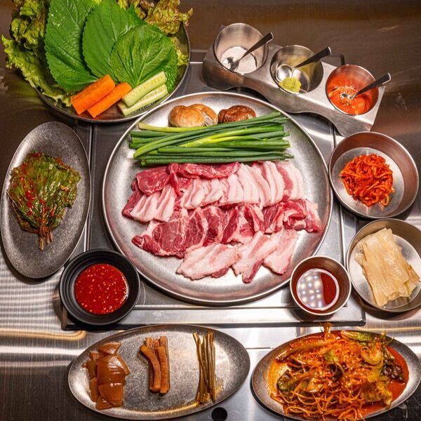 韓国で大流行中のアレが新大久保で食べられる！？「カルナク」が『ヨプの黒豚屋　新大久保店』に3/7より登場！