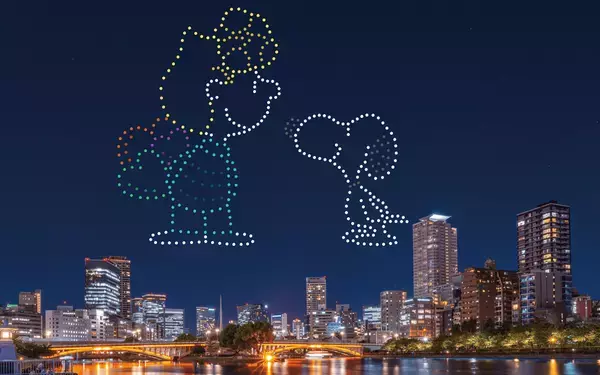 日本初のPEANUTSのドローンショーが8日連続開催！コミック誕生75周年記念にスヌーピーが大阪の夜を彩る