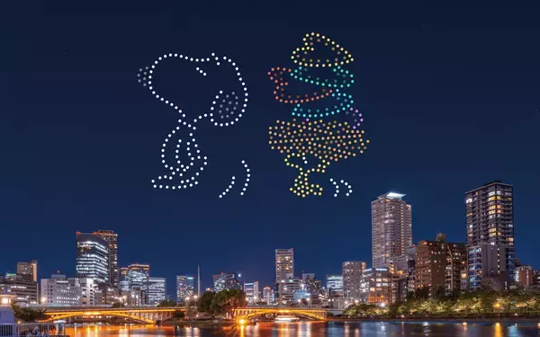 日本初のPEANUTSのドローンショーが8日連続開催！コミック誕生75周年記念にスヌーピーが大阪の夜を彩る