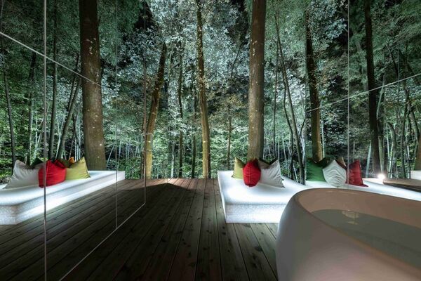 佐賀県武雄市にある「奥武雄温泉 風の森」に新しく宿泊者専用のプライベートサウナ「カガミノサウナ」を新設　～360度に広がる森の絶景で至福のひとときを～