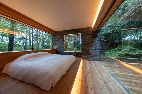 佐賀県武雄市にある「奥武雄温泉 風の森」に新しく宿泊者専用のプライベートサウナ「カガミノサウナ」を新設　～360度に広がる森の絶景で至福のひとときを～