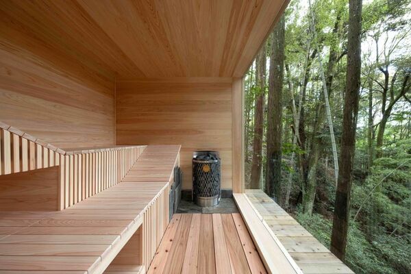 佐賀県武雄市にある「奥武雄温泉 風の森」に新しく宿泊者専用のプライベートサウナ「カガミノサウナ」を新設　～360度に広がる森の絶景で至福のひとときを～