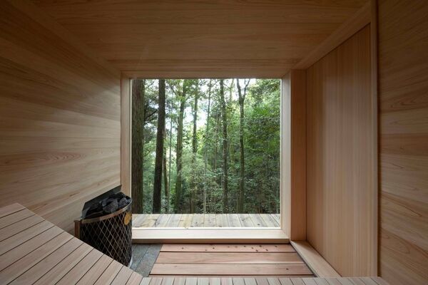 佐賀県武雄市にある「奥武雄温泉 風の森」に新しく宿泊者専用のプライベートサウナ「カガミノサウナ」を新設　～360度に広がる森の絶景で至福のひとときを～