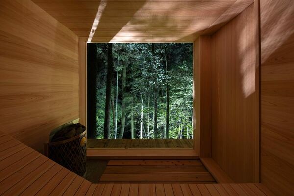 佐賀県武雄市にある「奥武雄温泉 風の森」に新しく宿泊者専用のプライベートサウナ「カガミノサウナ」を新設　～360度に広がる森の絶景で至福のひとときを～