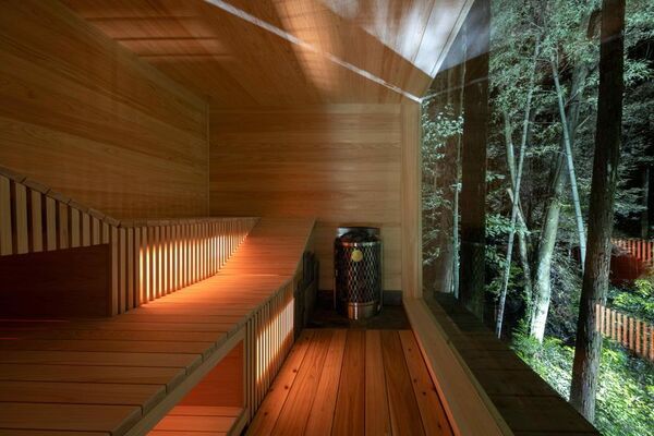 佐賀県武雄市にある「奥武雄温泉 風の森」に新しく宿泊者専用のプライベートサウナ「カガミノサウナ」を新設　～360度に広がる森の絶景で至福のひとときを～