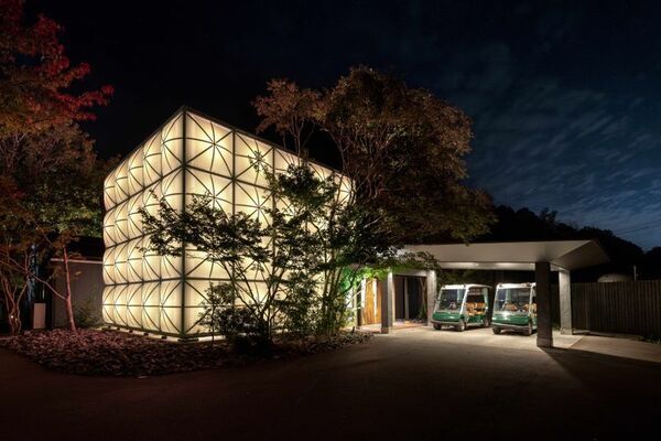 佐賀県武雄市にある「奥武雄温泉 風の森」に新しく宿泊者専用のプライベートサウナ「カガミノサウナ」を新設　～360度に広がる森の絶景で至福のひとときを～