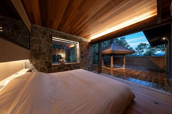 佐賀県武雄市にある「奥武雄温泉 風の森」に新しく宿泊者専用のプライベートサウナ「カガミノサウナ」を新設　～360度に広がる森の絶景で至福のひとときを～