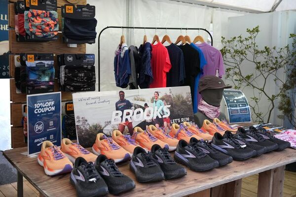 ＜ONSENSAUNA presents美泉夜市＠下北沢＞人気ブランド「BUFF」と「BROOKS」がコラボした“温活ランイベント”を3/22(土)に開催