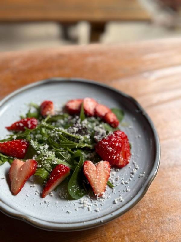 大学生が企画する地産地消フェスタで三田の魅力を発信　三田産の食材を使用したピザ作りやオリジナルパフェ作り体験を実施