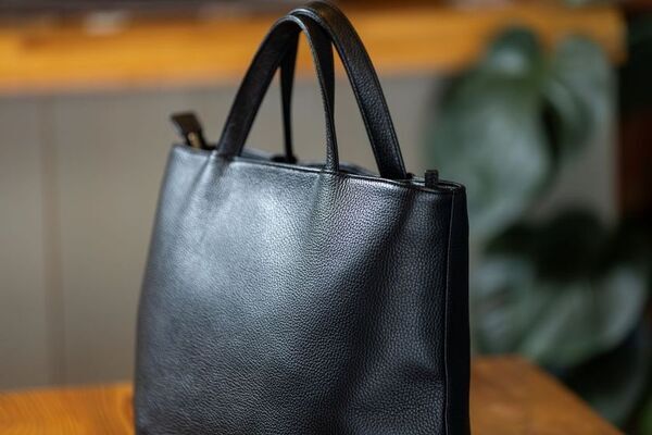 新生活の相棒に！バッグの持ち手がスライドする特許出願のレザーバッグ『ハコマル』、Makuakeで先行販売を開始