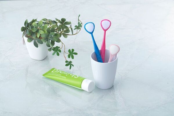 年間5万人以上が亡くなっている“誤嚥性肺炎”を防ぐため舌ブラシから始める「口腔ケア」の記事をWEBで公開