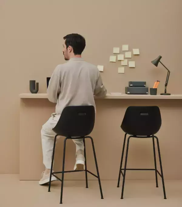 新しい座り心地のカウンターチェア 発売　柔らかい座面で疲れにくい「KURA CHAIR Midium」