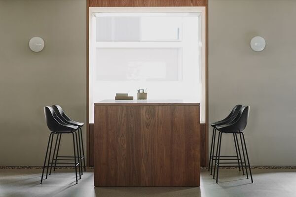 新しい座り心地のカウンターチェア 発売　柔らかい座面で疲れにくい「KURA CHAIR Midium」