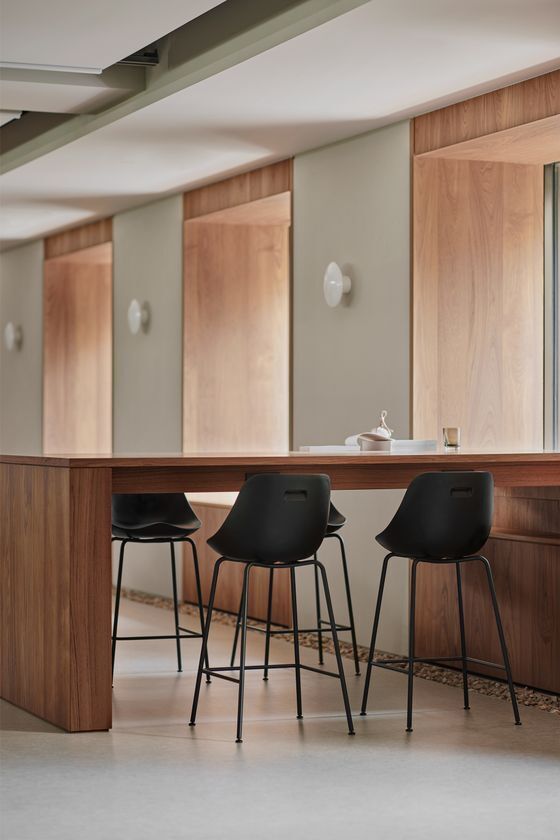 新しい座り心地のカウンターチェア 発売　柔らかい座面で疲れにくい「KURA CHAIR Midium」