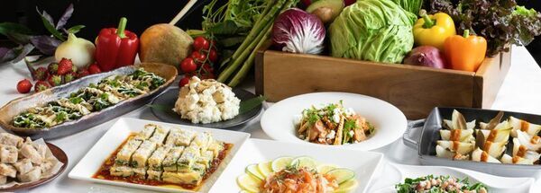 【京都山科 ホテル山楽】和洋6種のメインディッシュ×季節のデザートプレート3種と絶品デリ＆サラダバーのハーフブッフェスタイルでご提供！