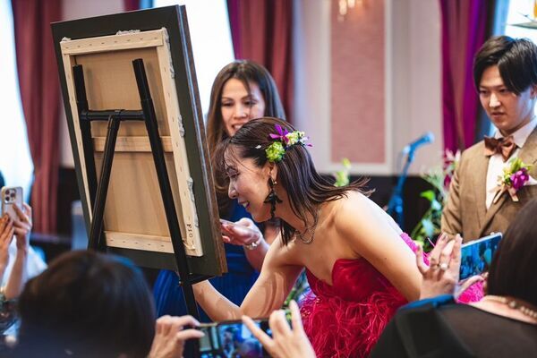 挙式や披露宴をリアルタイムで描き上げる「ライブ・ウェディング・ペインティング」　5周年記念「プレゼントキャンペーン」を5月1日から実施