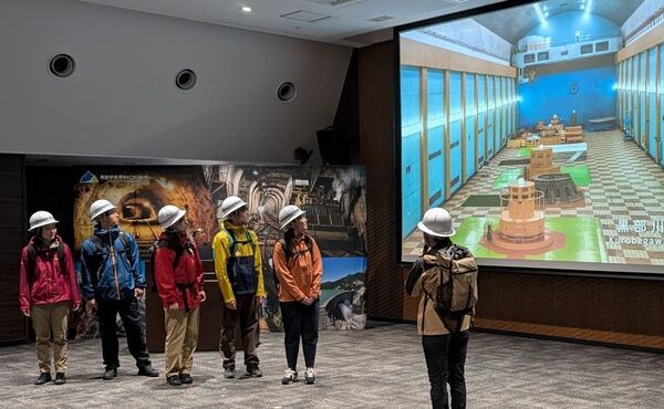 黒部宇奈月キャニオンルートのヘルメット＆ガイドユニフォームが決定！「黒部宇奈月キャニオンルートツアー参加者ヘルメット及びガイドユニフォーム発表会」開催レポート