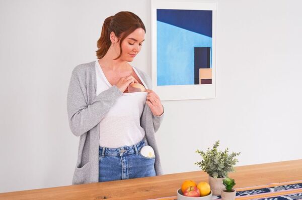 コンパクトでいつでも自由にさく乳できる、ハンズフリー片胸用電動さく乳器が登場！3月24日よりメデラ公式ECサイト他で先行販売を開始