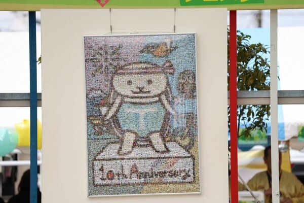 取手市健康づくりキャラクター「とりかめくん」誕生10周年記念　およそ500枚の写真を集めたモザイクアートが完成！