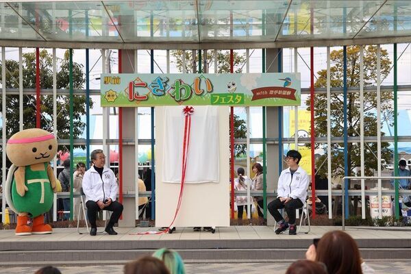 取手市健康づくりキャラクター「とりかめくん」誕生10周年記念　およそ500枚の写真を集めたモザイクアートが完成！