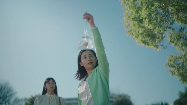 【ガーラマンション×尾野真千子さん】TVCMシリーズ最新作！金魚を連れて散歩するのがいまのトレンド！？ガーラマンションの女「金魚」篇、ガーラマンションで頭がいっぱい！？ガーラマンションの女「ガーラマン」篇、4月10日(木)より全国オンエア