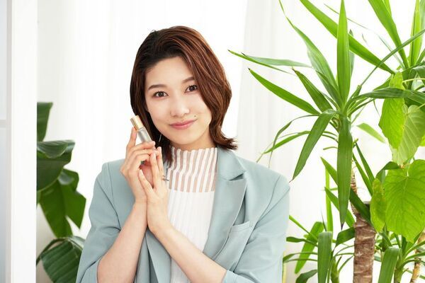 俳優・天華えまプロデュースブランド「HaniwA」が誕生　第一弾商品 ロールオンパフュームが2025年4月6日発売