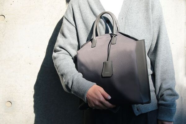 半自動的スマート開閉！PCが立つ《挟めるマチ》の新感覚バッグ　特許取得技術を使用したFlipper attivaを3月27日から先行販売