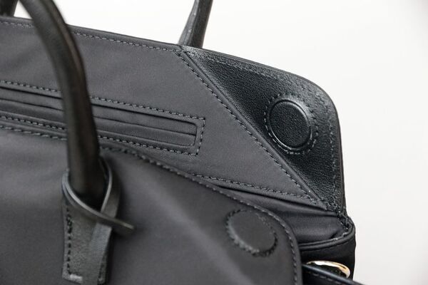 半自動的スマート開閉！PCが立つ《挟めるマチ》の新感覚バッグ　特許取得技術を使用したFlipper attivaを3月27日から先行販売