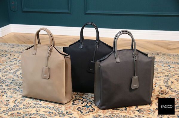 半自動的スマート開閉！PCが立つ《挟めるマチ》の新感覚バッグ　特許取得技術を使用したFlipper attivaを3月27日から先行販売