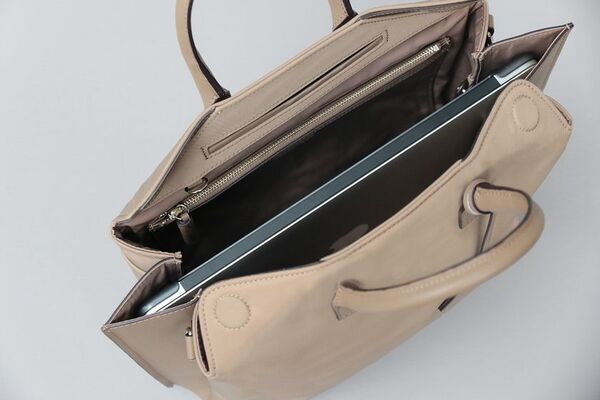 半自動的スマート開閉！PCが立つ《挟めるマチ》の新感覚バッグ　特許取得技術を使用したFlipper attivaを3月27日から先行販売