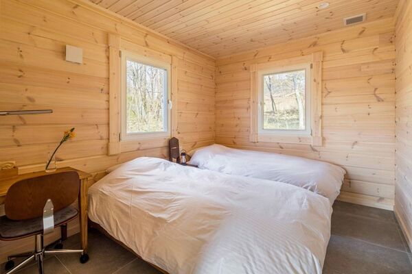 八ヶ岳の麓にワンコと泊まれるログハウス型貸別荘「Fils Cottage Yatsugatake」が5月23日グランドオープン