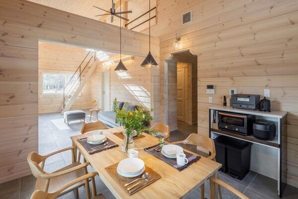 八ヶ岳の麓にワンコと泊まれるログハウス型貸別荘「Fils Cottage Yatsugatake」が5月23日グランドオープン