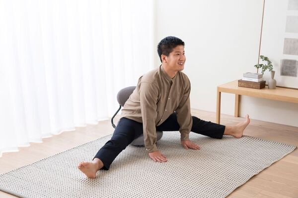 開脚ストレッチ革命！2人の専門家が監修した「開脚チェア」誕生