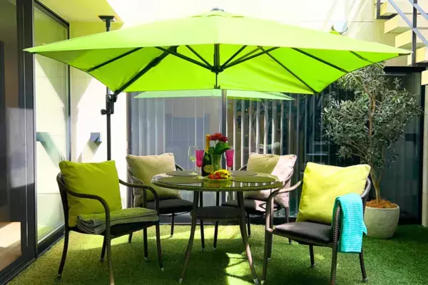 おもり不要！特許も取得したガーデンパラソル“パラスマート”　華やかな新色「グリーン」を4月1日発売