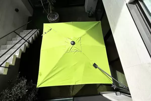 おもり不要！特許も取得したガーデンパラソル“パラスマート”　華やかな新色「グリーン」を4月1日発売