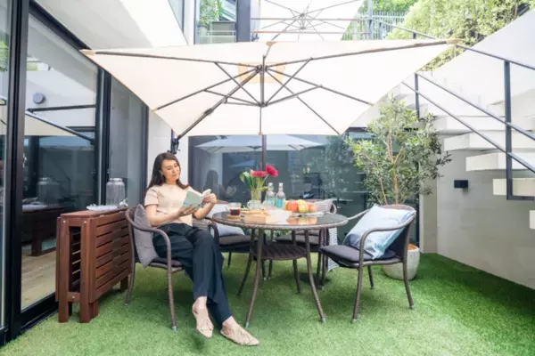 おもり不要！特許も取得したガーデンパラソル“パラスマート”　華やかな新色「グリーン」を4月1日発売