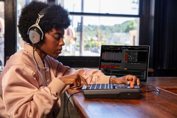 世界のミュージシャンやDJに愛されるサンプラー「SP-404」の20周年イベントを開催