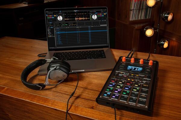 世界のミュージシャンやDJに愛されるサンプラー「SP-404」の20周年イベントを開催