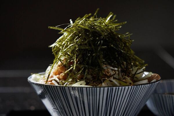 汐留の立ち食いそば「そば さやか」店頭ポスターが4月2日登場！食レポ漫画家・なぐもさんが描く「冷し肉そばの食べ方マンガ」