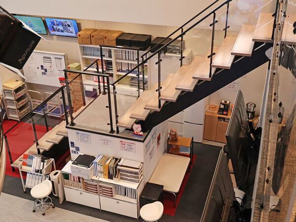 セブン工業、TBS日曜劇場「キャスター」の撮影セットに美術協力　報道局の撮影セットに木製オープン階段とスチール手摺を提供