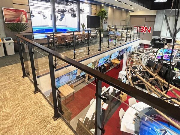 セブン工業、TBS日曜劇場「キャスター」の撮影セットに美術協力　報道局の撮影セットに木製オープン階段とスチール手摺を提供