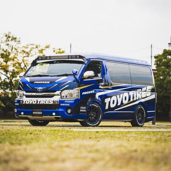 トミカとTeam TOYO TIRES DRIFTのコラボモデル「TOYO TIRES トヨタ ハイエース」が登場！！