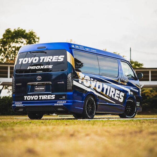 トミカとTeam TOYO TIRES DRIFTのコラボモデル「TOYO TIRES トヨタ ハイエース」が登場！！