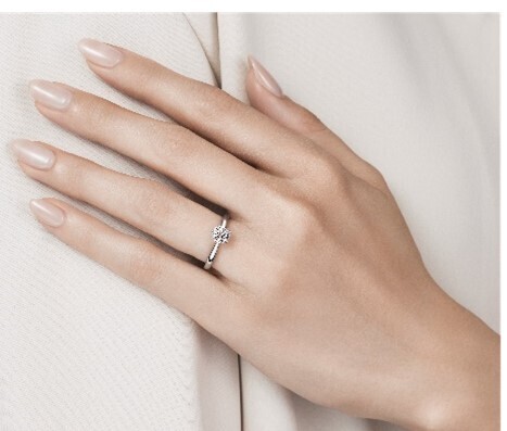 舞い上がる桜の花びらをモチーフにした優美で繊細なデザインセットリング『Chloris(クロリス)』