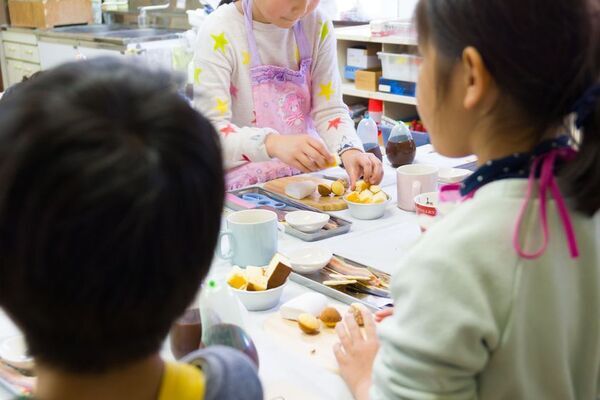 栃木県大田原市のひまわり学童クラブでイースターイベント開催！パティシエ指導のもとデコレーションクッキー作りや、イースターにちなんだワクワク体験を提供