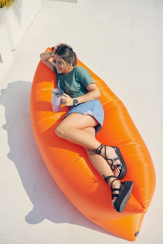 一瞬で贅沢空間！オランダ発の持ち運べる夢のソファ「LayTube」が日本上陸、Makuakeで限定先行発売スタート！