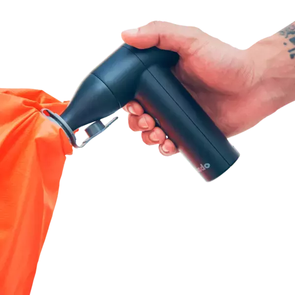 一瞬で贅沢空間！オランダ発の持ち運べる夢のソファ「LayTube」が日本上陸、Makuakeで限定先行発売スタート！